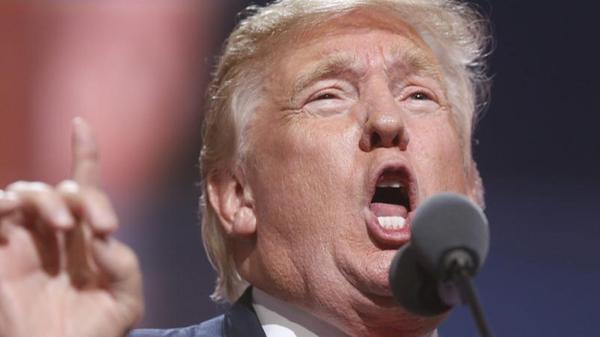 Das, was der Republikaner Donald Trump ab seinem Amtsantritt per Dekret verordnet oder mit demokratischen Mitteln durch den Kongress gebracht hat - spielt das eine Rolle? Darüber müssen sich künftige Historiker-Generationen den Kopf zerbrechen. Jedenfalls gehört er den wenigen US-Präsidenten an, die es ohne Mehrheit der Gesamtwählerstimmen ins Weiße Haus schafften. Und noch ist es zu früh, um das ganze Ausmaß der Schäden zu analysieren, die "The Donald" in der Politik, im Ton und im gesellschaftlichen Miteinander angerichtet hat - und die er zweifelsohne weiterhin anrichten wird. Der Mann und seine "Agenda" (die im Wesentlichen aus Selbstdarstellung besteht) bleiben unberechenbar, in der US-Geschichte wie auch in der jüngeren Weltgeschichte gibt es für dieses Phänomen keine griffigen Bezugspunkte. Die wirtschaftliche Gesundung der USA nach der Finanzkrise setzte bereits in der zweiten Amtszeit seines Vorgängers ein, aber es war für Trump leicht, diese Entwicklung als ureigenen Verdienst zu etikettieren. Immerhin setzte er dazu noch massive Steuersenkungen für Großkonzerne und Reiche durch und ließ die Aktienmärkte wieder in bester Vor-Krisen-Manier deregulieren. Eine auf kurzfristige Erfolge angelegte Wirtschaftspolitik, das Anzetteln von Handelskriegen, das Schüren von Angst vor (und Gewalt gegen) Migranten und Minderheiten, das Kündigen internationaler Verträge, das Hetzen gegen seriöse Medien, das Irrlichtern in der Außenpolitik: all das ging am Anfang erstaunlich gut, trotz Dauerchaos und Tagespolitik in Schmierenkomödien-Manier im Weißen Haus. Ohne Corona hätte dieses Kartenhaus wohl ein paar Monate länger gestanden. Mit Corona kippte es schneller. Und welche Folgen hat das Phänomen Trump nun für die ganze Welt gehabt? Gesagt sei: Noch geht jeden Tag die Sonne unter und wieder auf. Mit Hoffnung sollten einen diese Fakten erfüllen, für die es keine Alternativen gibt: Trump wäre nicht der erste unter seinen 44 Vorgängern, der mitunter zum Leibhaftigen stilisiert wurde. Er ist aber tatsächlich der erste amerikanische Staats- und Regierungschef, der ohne konkreten Anlass die blanke Lüge und die absurdesten, hasserfüllten Verschwörungsmythen zum politischen Alltagsinstrument machte, seinen Narzissmus und Rassismus offen zur Schau stellte - und der sich via Twitter zu seinem eigenen Pressesprecher machte. Das ist entweder visionär - als postfaktisches Regieren im post-postmodernen Zeitalter. Oder es ist das, wonach es aussieht: ein weiterer Reinfall in der langen Geschichte der Präsidenten der Vereinigten Staaten vom Amerika.