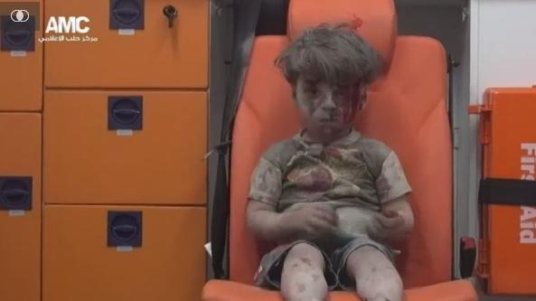 Der syrische Junge im Krankenwagen heißt Omran Daqneesh, will ein britischer Journalist herausgefunden haben.