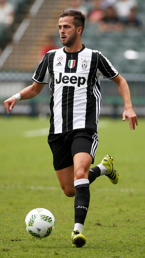 32 Millionen Euro hat Juventus Turin für den Bosnier Miralem Pjanic zahlen müssen. Der Mittelfeldspieler, bekannt für seinen starken Pässe aus der Tiefe sowie für seine Freistöße, kam vom AS Rom zu den Bianconeri.