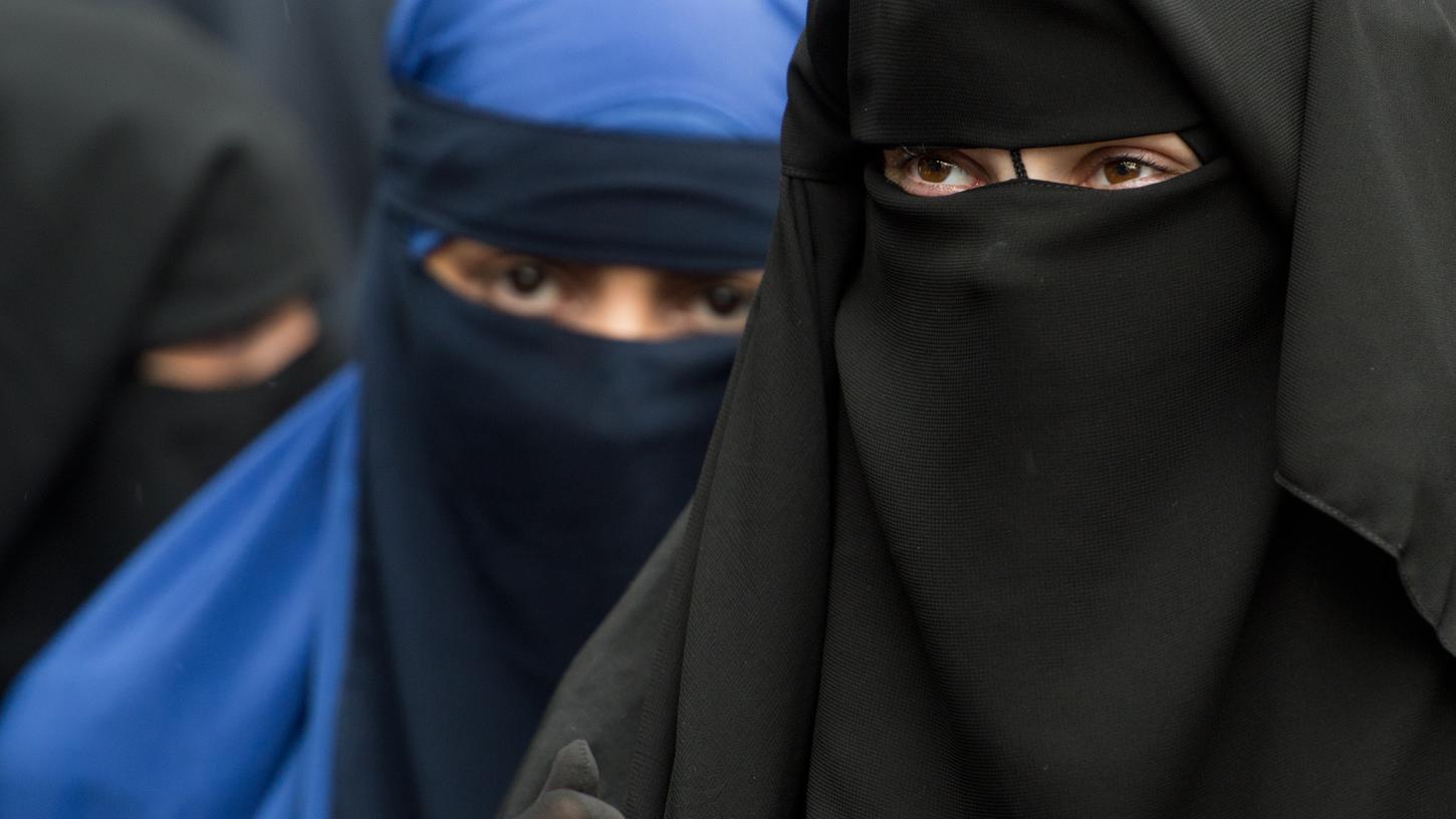 Für viele Kritiker ist die Burka ein Zeichen der Unterdrückung von Frauen im Islam. Österreich verbietet sie aber aus Sicherheitsgründen.