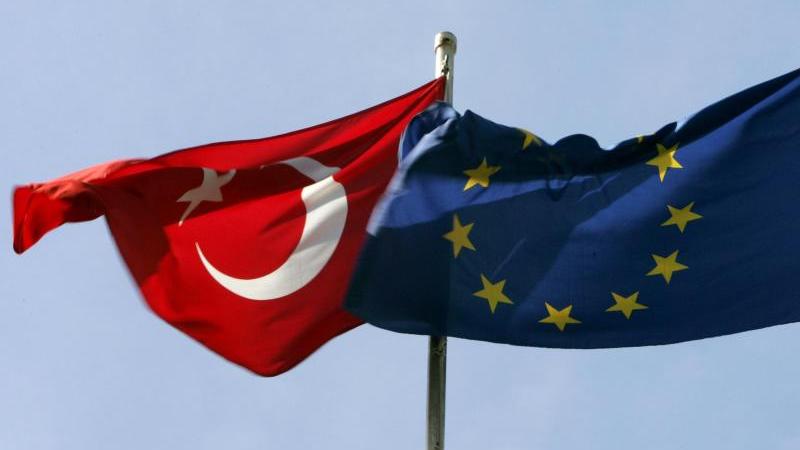 Die Beitrittsverhandlungen der EU mit der Türkei stocken - doch strebt Ankara nach Worten von EU-Botschafter Selim Yenel weiter eine "vollwertige Mitgliedschaft" an.