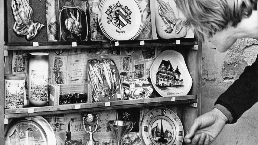 Teller und Trichter, Vasen und Hasen, Wappen und Lokomotiven sind die beliebtesten Souvenirs.
 
  Hier geht es zum Artikel vom 21. August 1966: Knipser kaufen Dias .