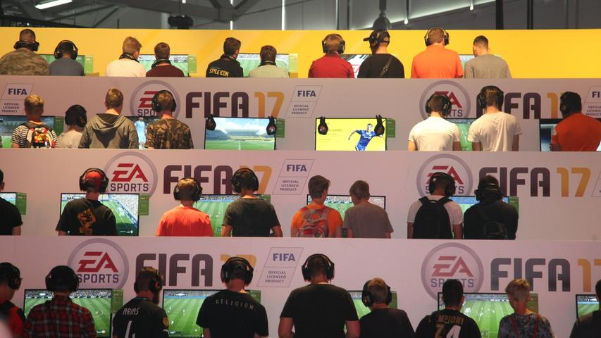 Der Spielehersteller EA stellt auf der Gamescom das neueste Baby seiner Fifa Reihe vor. Enthusiastische Fans der Spiele können schon mal vor Ort einen Einblick in das Spiel gewinnen.