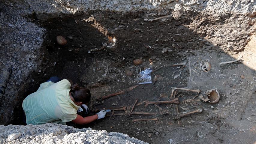 Die sterblichen Überreste von 17 "Individuen", wie sie die Grabungsleiterin nennt, sind bislang in der rechteckigen, nur rund fünf Quadratmeter kleinen Baugrube an der Bamberger Straße ausgegraben worden
