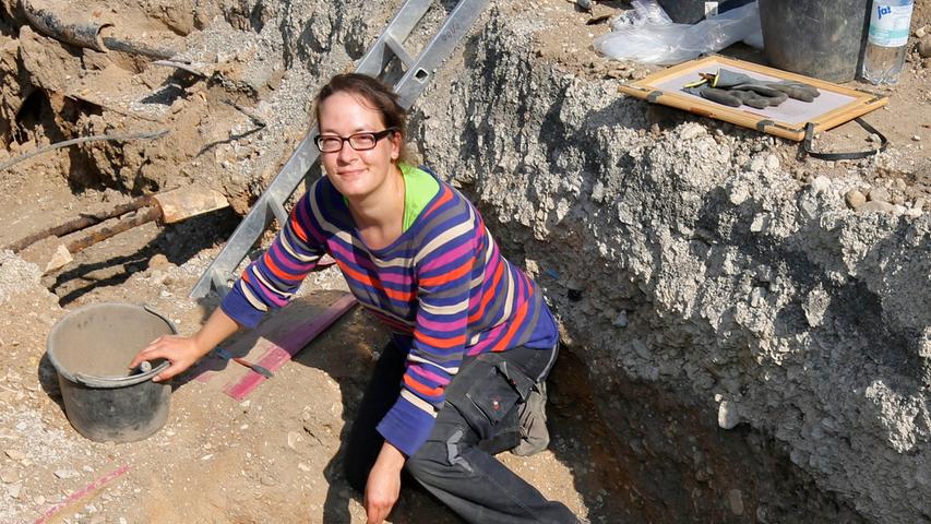 "Wir haben bislang zwei Männer und mehrere Frauen hier im einstigen Friedhof der alten Spitalkirche gefunden", sagt Grabungsleiterin Johanna Aas. Sie rechnet aber noch mit deutlich mehr Funden.