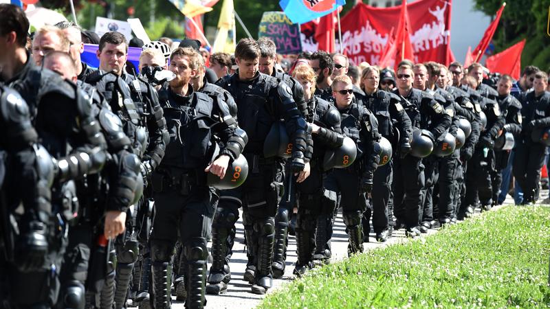Durch die Flüchtlingskrise haben die bayerischen Polizisten einen Rekord an Überstunden angesammelt.