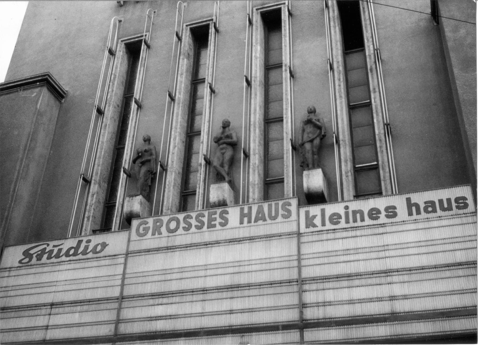 Am Königstorgraben 11 bot das Kino mehr als 2000 Plätze und 300 weitere Plätze im Café im Obergeschoss.