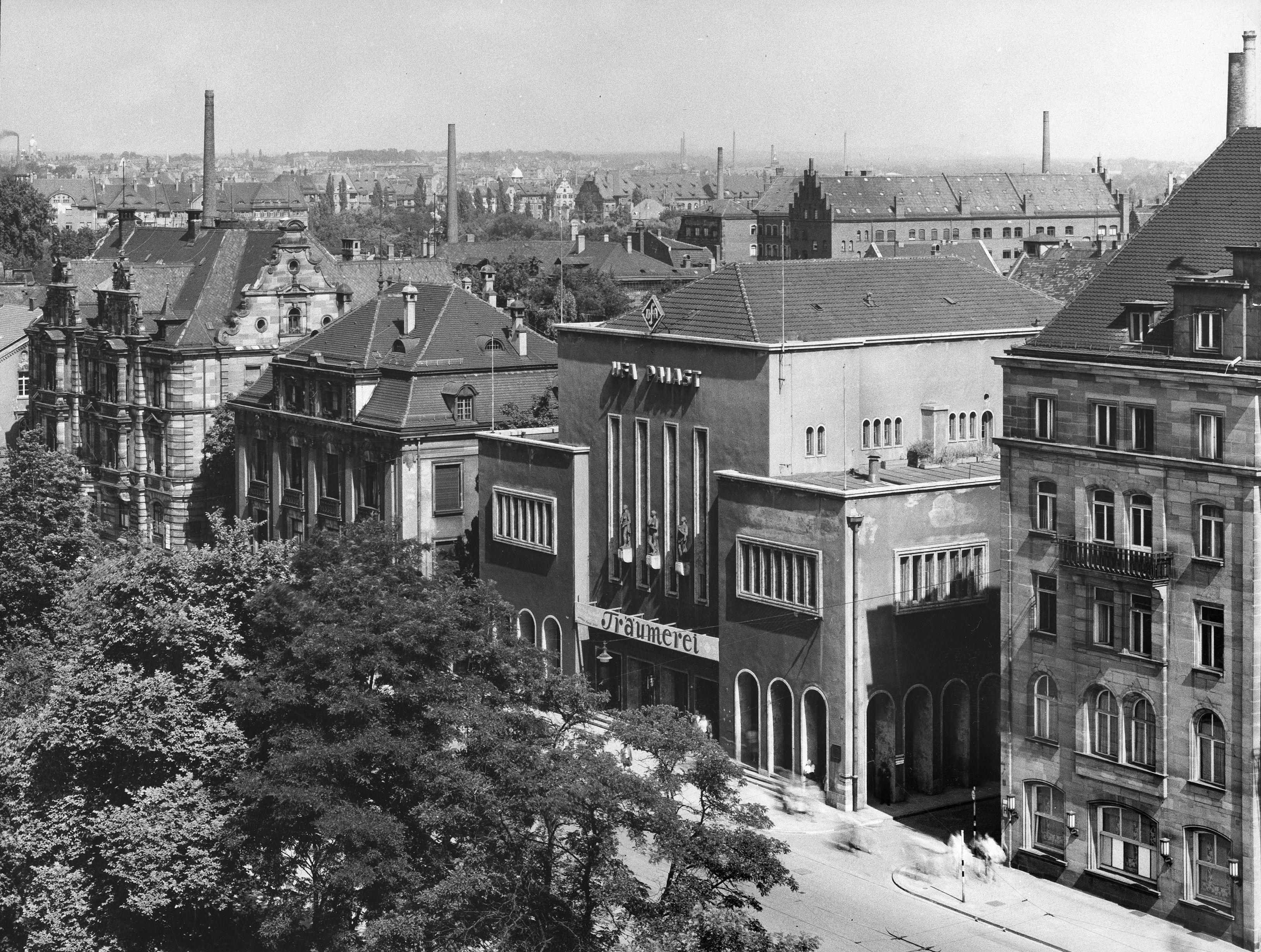 Unter den Nationalsozialisten wurde das Lichtspielkino kurzerhand in UFA-Palast umbenannt.