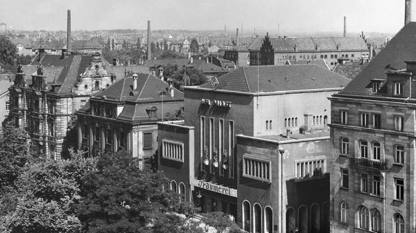 Unter den Nationalsozialisten wurde das Lichtspielkino kurzerhand in UFA-Palast umbenannt.