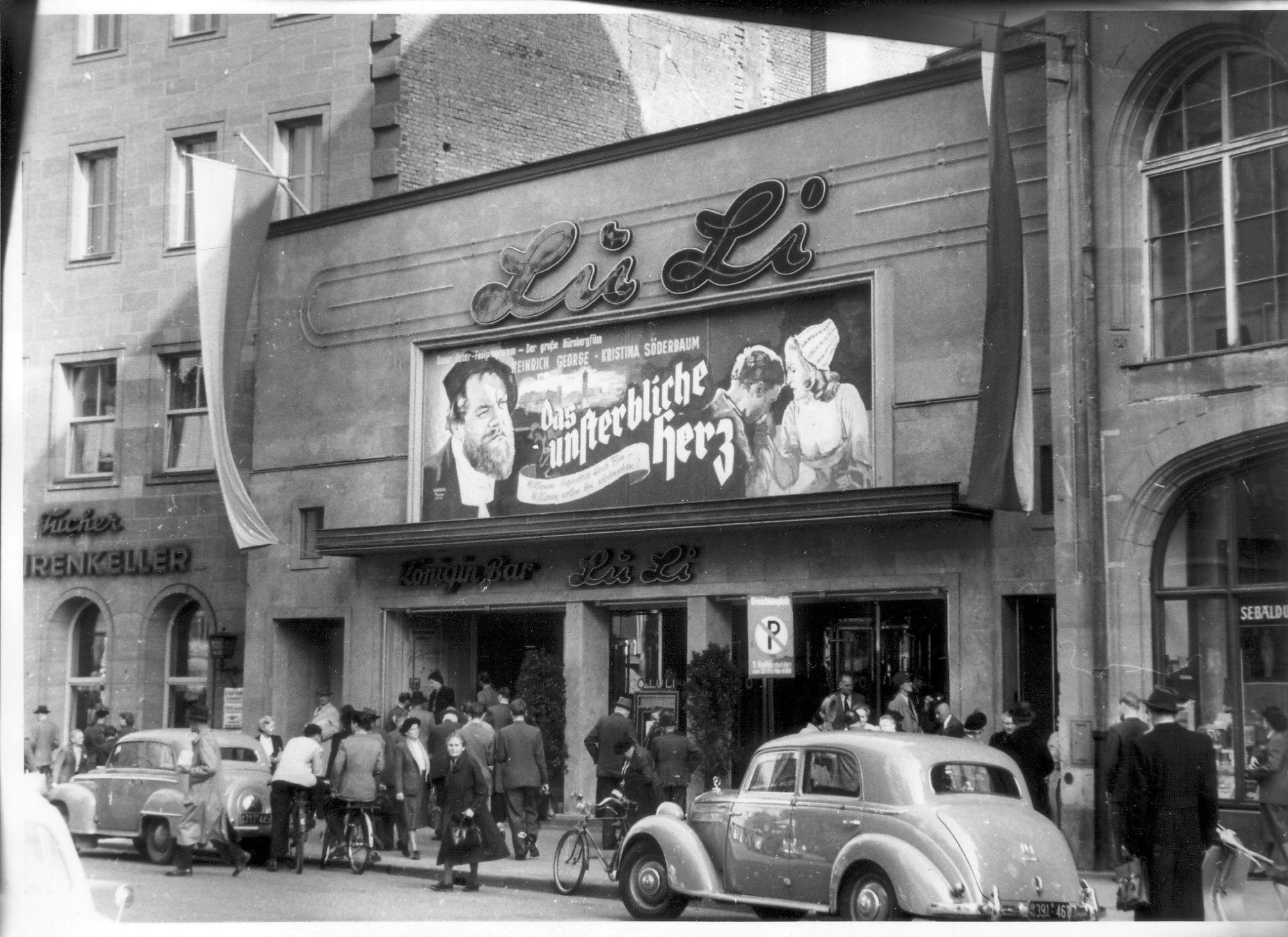 Auf dem Klarissenplatz, an dem heute das Neue Museum zu finden ist, befand sich das LuLi-Kino (Luitpold-Lichtspiele).