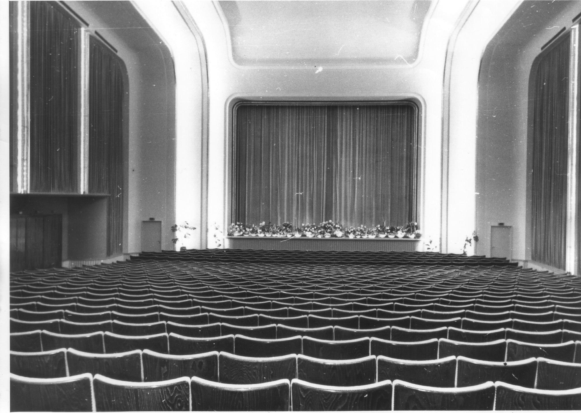 ... das zweitgrößte Kino. Es bot Platz für 900 bis 1000 Zuschauer. 1970 teilte sich das Kino in zwei Häuser auf und firmierte unter dem Namen "Rex". Langfristig stellte sich aber kein wirtschaftlicher Erfolg ein. Das Kino wurde kurz darauf in ein Erotikcenter umgewandelt.