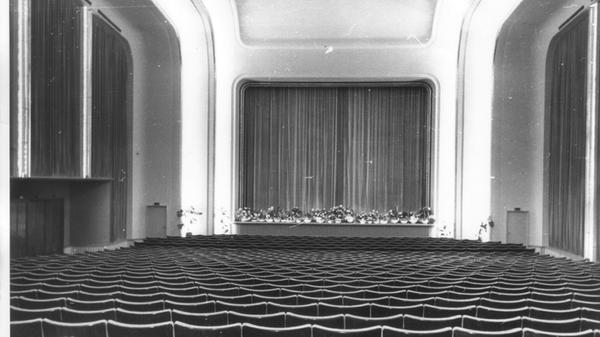 ... das zweitgrößte Kino. Es bot Platz für 900 bis 1000 Zuschauer. 1970 teilte sich das Kino in zwei Häuser auf und firmierte unter dem Namen "Rex". Langfristig stellte sich aber kein wirtschaftlicher Erfolg ein. Das Kino wurde kurz darauf in ein Erotikcenter umgewandelt.
