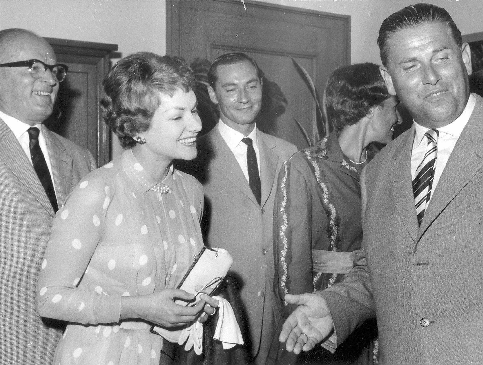 Karl O. Hierl (links), der damalige Direktor des Phoebus-Palastes begrüßt 1953 den Nürnbergs Oberbürgermeister Andreas Urschlechter vor einer Aufführung.