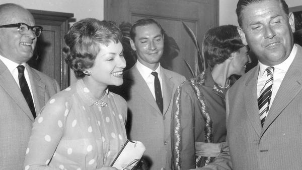 Karl O. Hierl (links), der damalige Direktor des Phoebus-Palastes begrüßt 1953 den Nürnbergs Oberbürgermeister Andreas Urschlechter vor einer Aufführung.