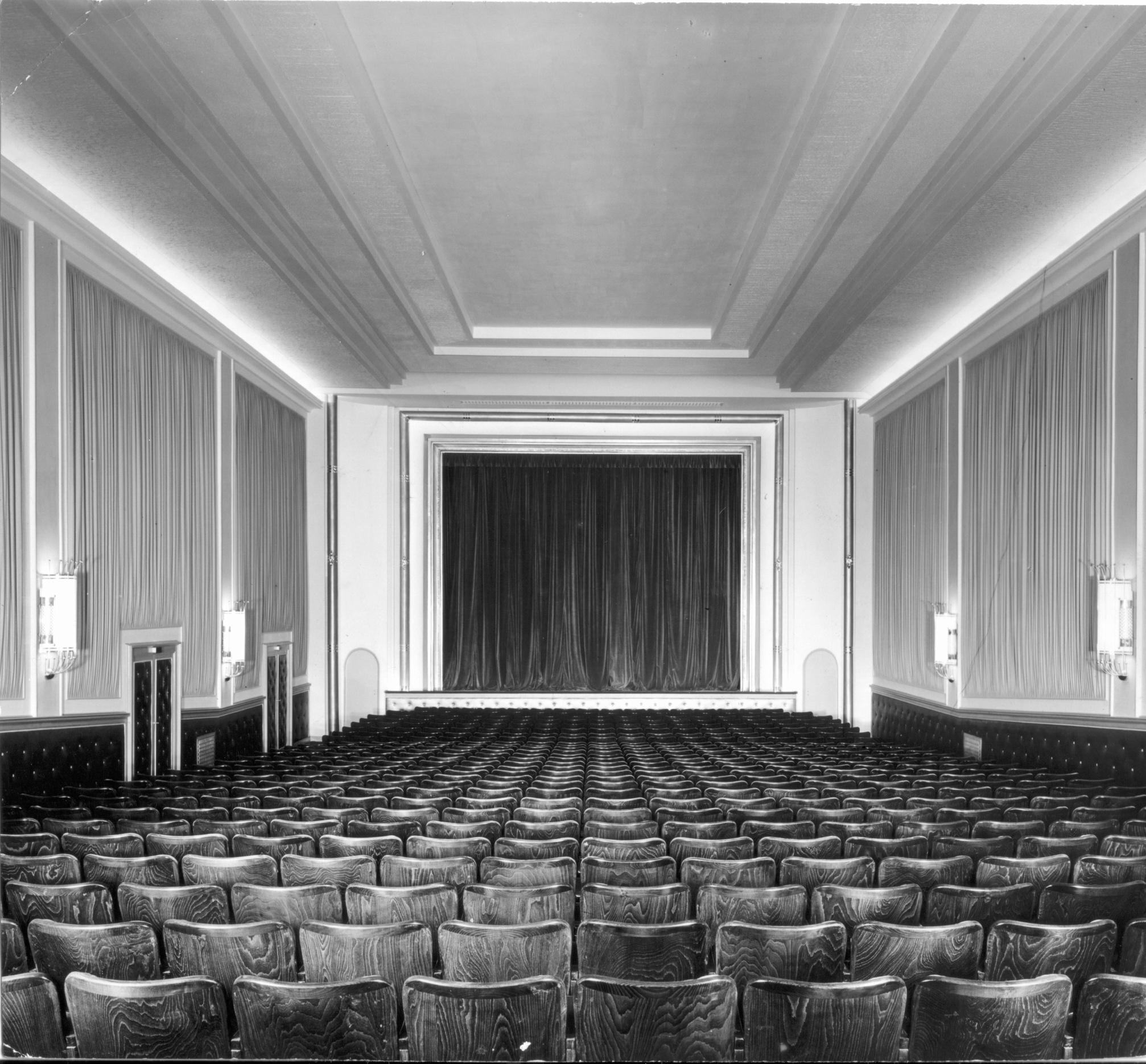 Der 32 x 16 Meter große Zuschauerraum war in Gold, Grün und Creme gehalten. Die Wände wurden zum Teil mit hellem imprägniertem Stoff bespannt oder mit gepolsterten Verkleidungen versehen, um die Akustik zu verbessern.