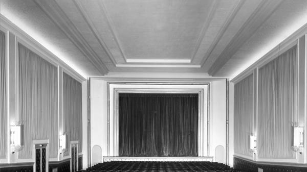 Der 32 x 16 Meter große Zuschauerraum war in Gold, Grün und Creme gehalten. Die Wände wurden zum Teil mit hellem imprägniertem Stoff bespannt oder mit gepolsterten Verkleidungen versehen, um die Akustik zu verbessern.