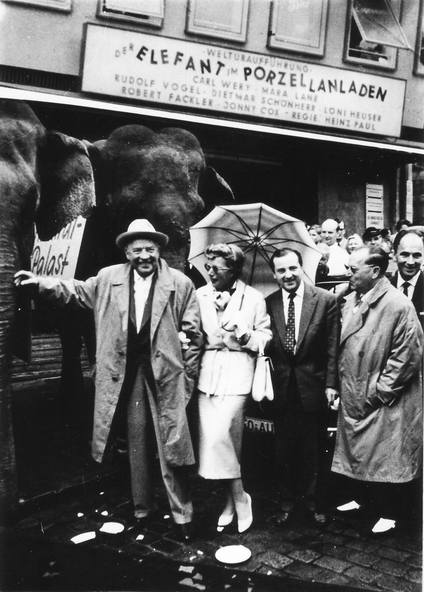 Das Admiral-Kino (hier ein Bild aus der Nachkriegszeit) wird heute noch bespielt. 1906 wurde das erste ortsfeste Kino in der Nürnberger Innenstadt eröffnet. Anfangs bot das Lichtspielhaus noch 1050 Plätze für Kinobesucher. Im Laufe der Zeit wurde es, auch wegen der Konkurrenz zum Fernseher, nach und nach zu einem "verschachtelten Kino" umgebaut. So kennt man es heute noch.