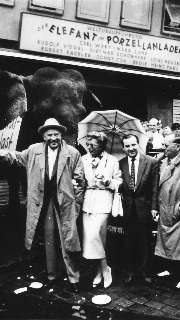 Das Admiral-Kino (hier ein Bild aus der Nachkriegszeit) wird heute noch bespielt. 1906 wurde das erste ortsfeste Kino in der Nürnberger Innenstadt eröffnet. Anfangs bot das Lichtspielhaus noch 1050 Plätze für Kinobesucher. Im Laufe der Zeit wurde es, auch wegen der Konkurrenz zum Fernseher, nach und nach zu einem "verschachtelten Kino" umgebaut. So kennt man es heute noch.