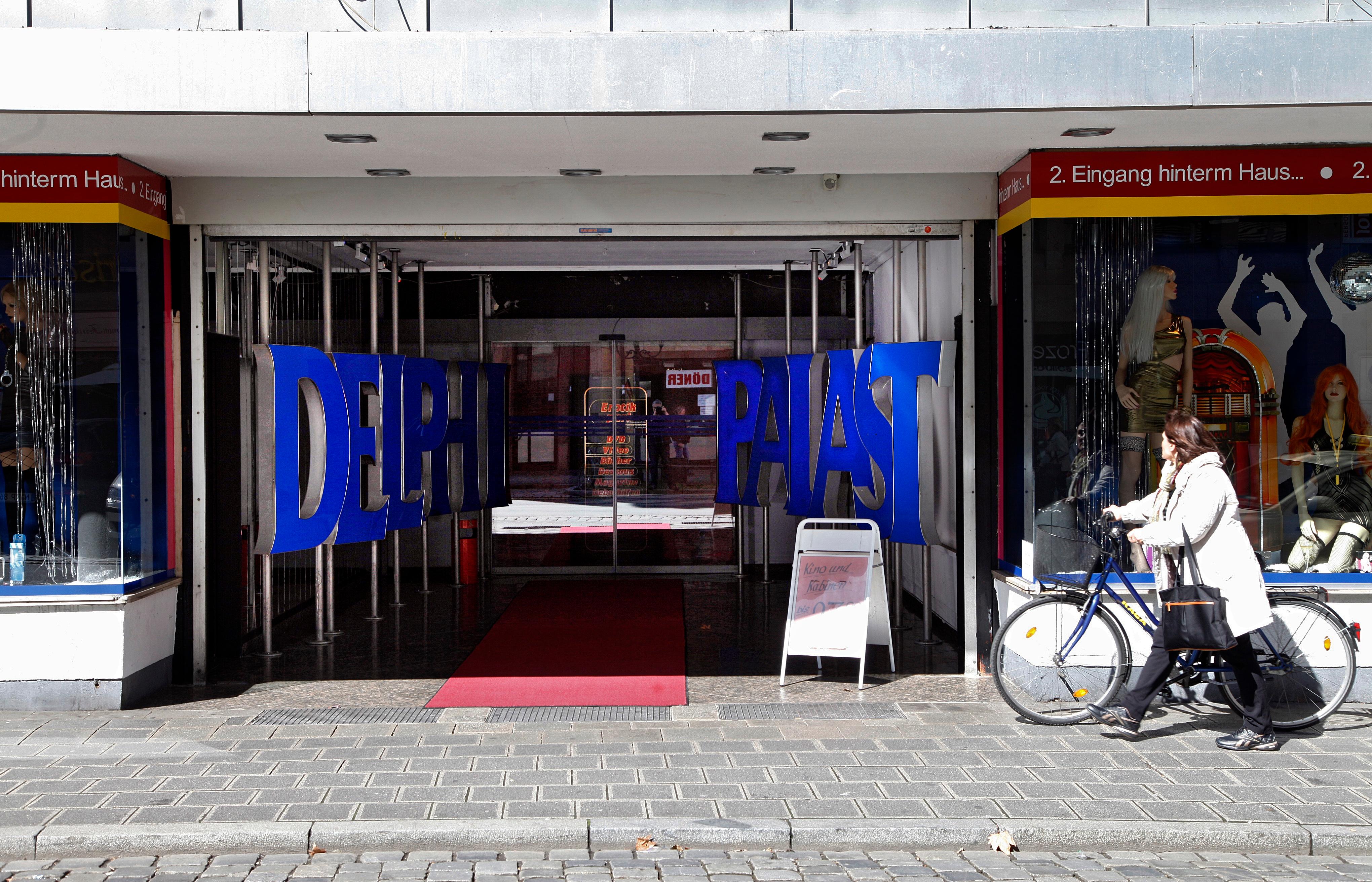 Nun wurden am Josephsplatz erotische Filme gezeigt. Bis zum Abriss liefen im Erotikcenter Peep-Shows und pornografische Streifen.