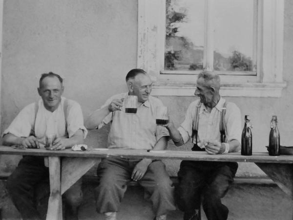 Nach getaner Arbeit lassen es sich Hermann Pohl (Mitte) und Bürgermeister Georg Brütting (rechts) schmecken, daneben sitzt Gastwirt Hans Meier.