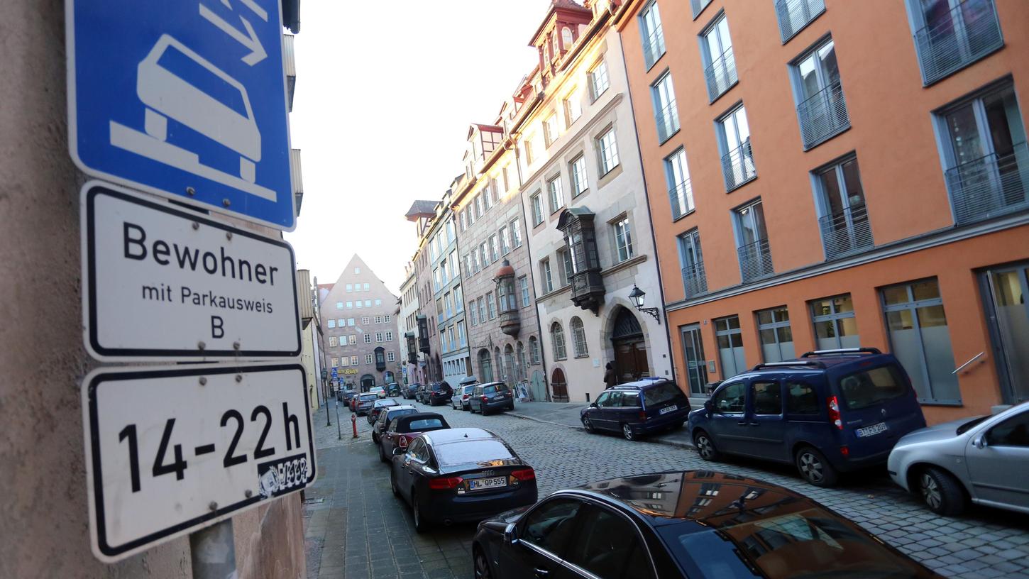 Anwohner können in Nürnberg spezielle Parkzonen nutzen. Doch die Preise für Bewohner-Parkausweise steigen möglicherweise.
