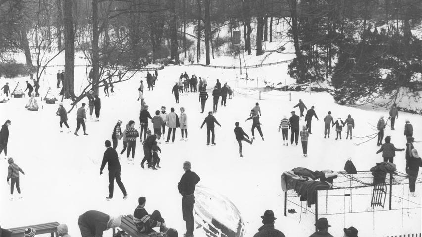 Ein Blick zurück: So sah der Stadtpark in den 1950er Jahren aus - hier beim Schlittschuhlaufen auf dem Weiher.