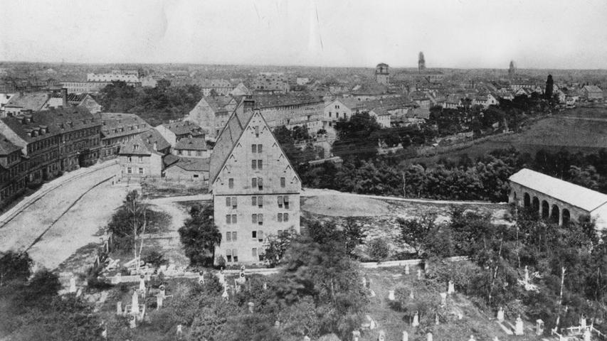 Die Aufnahme, die um die Jahrhundertwende auf dem Turm der Auferstehungskirche entstand, zeigt mit Blick Richtung Rathaus den früheren Friedhof, der 1911 als Erweiterungsfläche für den Park genutzt wurde.