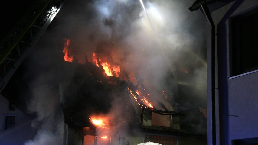 Die Pension stand lichterloh in Flammen, es stand zu befürchten, dass die Flammen auch auf die nahe stehenden Nachbarhäuser übergreifen.