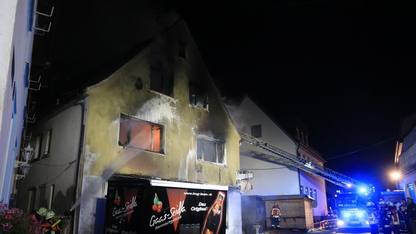 Den Schaden schätzt die Polizei auf zirka 100.000 Euro. Das zirka 120 Jahre alte Gebäude ist komplett ausgebrannt.