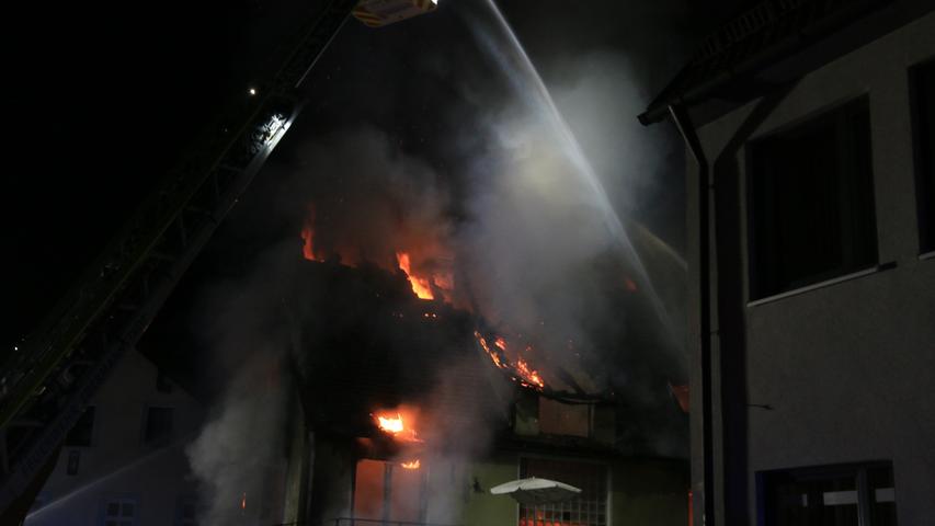 Als die ersten Einsatzkräfte eintrafen, hatte sich der Brand bereits auf das Dachgeschoss des zweistöckigen Gebäudes ausgeweitet.