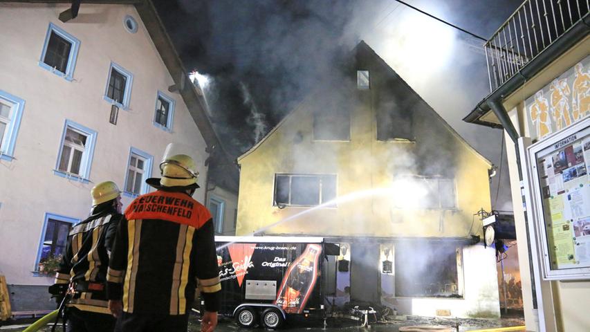 Flammen lodern aus Asylbewerberheim in Gößweinstein