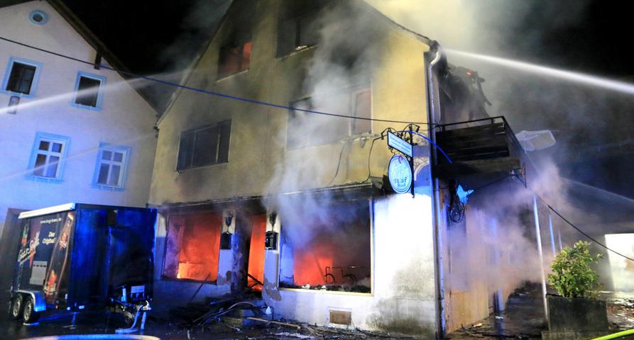 Flammen lodern aus Asylbewerberheim in Gößweinstein
