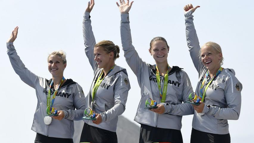 Im Kajak-Vierer sichern sich Franziska Weber, Tina Dietze, Sabrina Hering und Steffi Kriegerstein die dritte Medaille für die Kanuten am vorletzten Wettkampftag. Hinter dem Boot aus Ungarn liefern sich die Deutschen ein spannendes Rennen, das sie auf Platz zwei beenden.