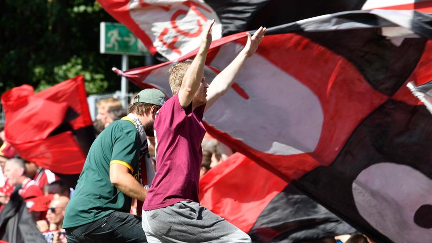 Heimspiel in Köln! Tausende Club-Fans machten sich auf die Reise in die Rheinmetropole und feuern ihren FCN nun lautstark an. Sogar ...
