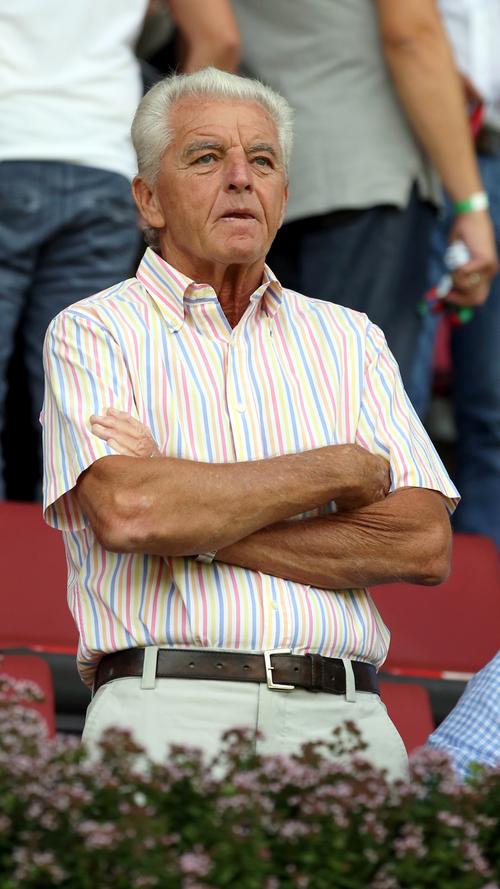 Prominenter Zaungast: Ex-Bundestrainer Erich Ribbeck sieht sich den Kick an - und dürfte sich alte Rumpelfußballzeiten erinnert fühlen.