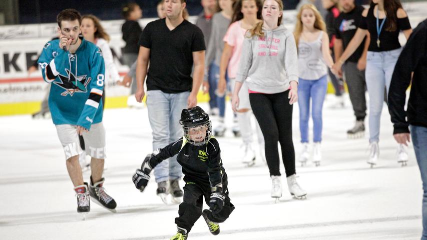 Eis und heiße Kufen: Der Sommer-Eislauf in der Nürnberger Arena