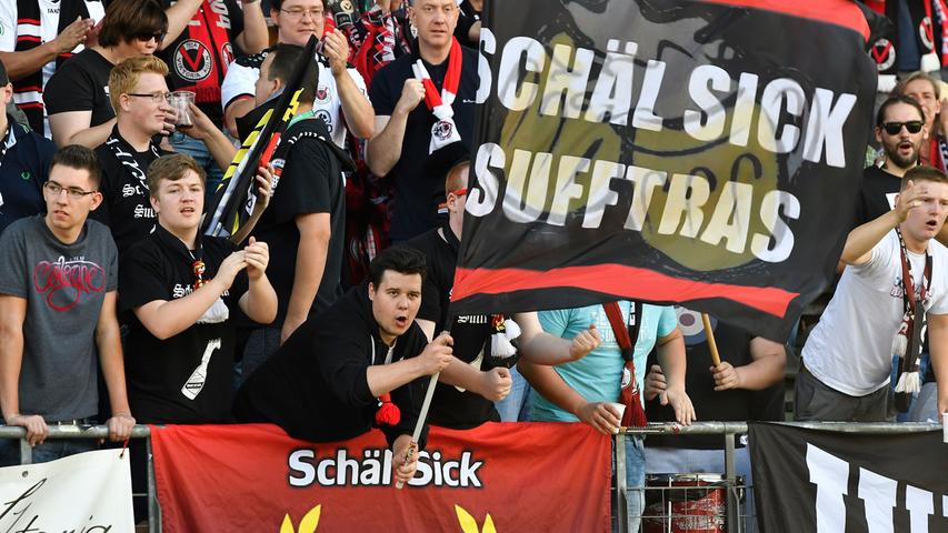 Den Kölner Fans von der "Schäl Sick", also der rechten Rheinseite, ist das nur recht. Je länger die Null steht, desto besser.