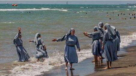 Nonnen am Strand: Imam grätscht in Burkini-Debatte
