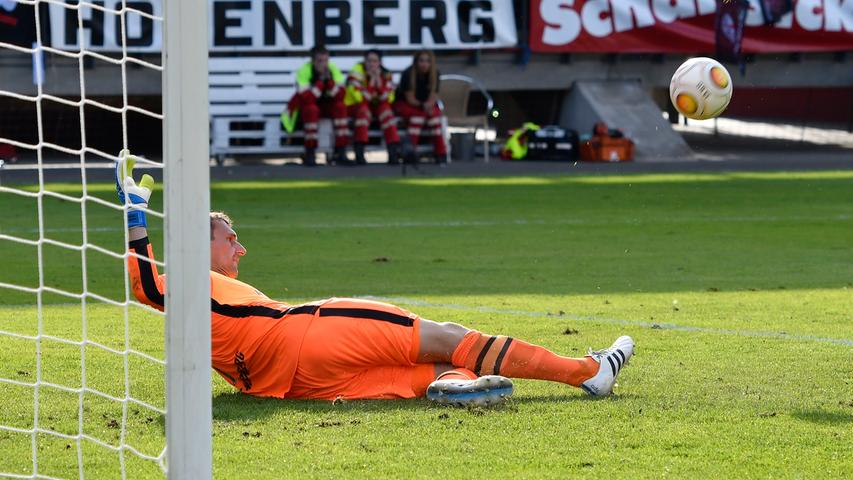 Am Ende wird Club-Keeper Schäfer zum Pokalhelden, er pariert den Elfmeter von Kölns Holzweiler.