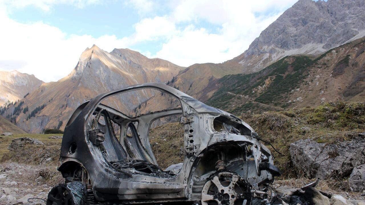 Das ausgebranntes Auto wurde im Herbst 2015 im Oytal bei Oberstdorf auf einer Höhe von etwa 1400 Metern in den Allgäuer Bergen gefunden.