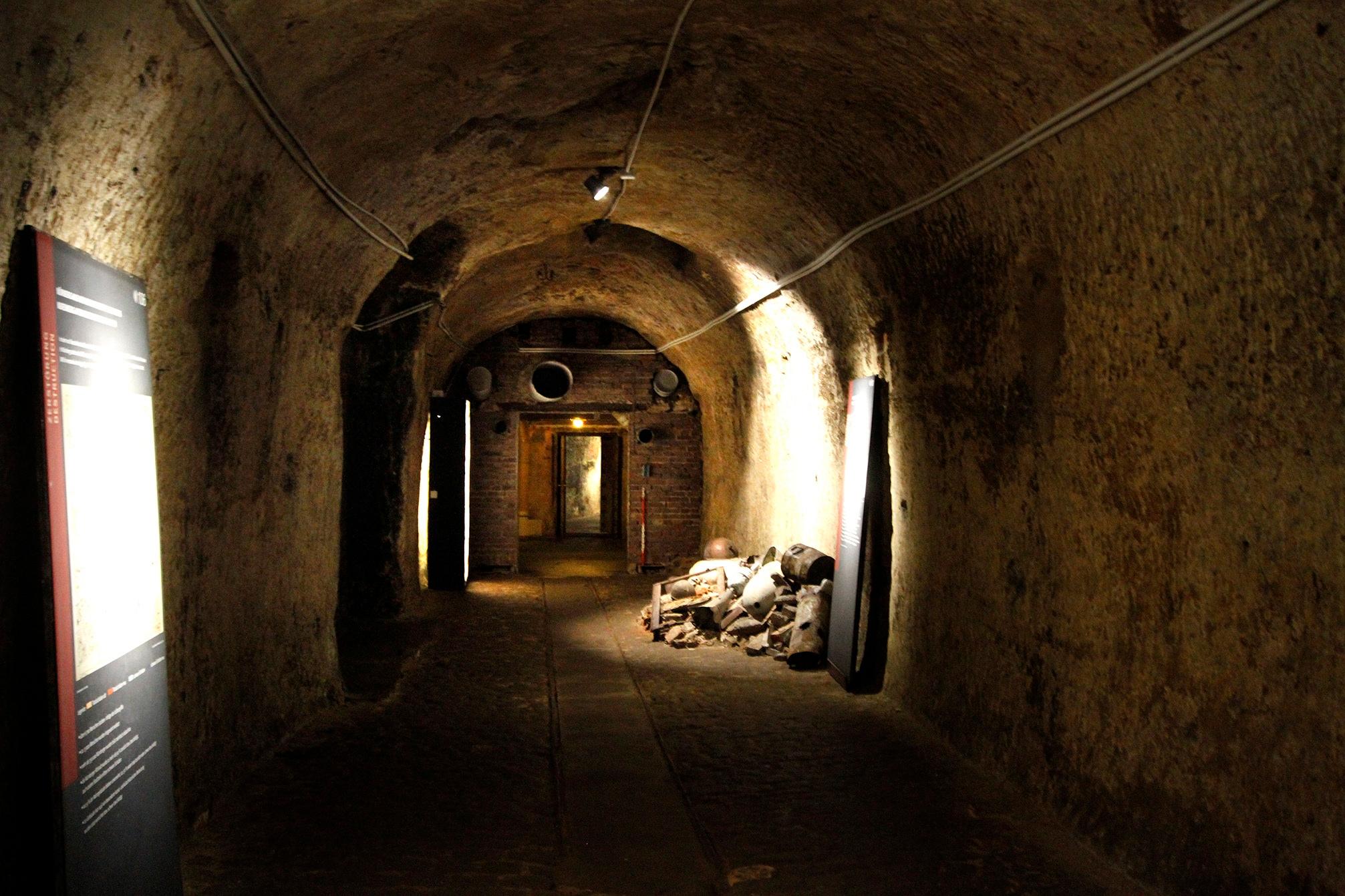 Unter der Nürnberger Burg liegt auch der Historische Kunstbunker, für den der Förderverein Nürnberger Felsengänge e.V. Führungen anbietet. Wenn die Besucher den tiefsten Punkt erreichen, liegen über ihnen 24 Meter Fels. Hier wurden während des Zweiten Weltkriegs die wichtigsten Nürnberger Kunstschätze eingelagert und vor den Bomben geschützt. Der Engelsgruß aus der Lorenzkirche, wertvolle Kirchenfenster, Brunnenfiguren, Kunstschätze aus den Museen, aber auch Urkunden und Waffen überstanden den Krieg im Kunstbunker und in den beiden Außenstellen im Neutorturm und am Paniersplatz unbeschadet. Hier können Sie noch mehr vom Kunstbunker sehen.