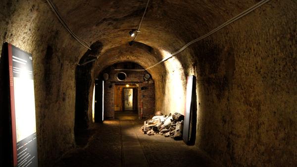 Unter der Nürnberger Burg liegt auch der Historische Kunstbunker, für den der Förderverein Nürnberger Felsengänge e.V. Führungen anbietet. Wenn die Besucher den tiefsten Punkt erreichen, liegen über ihnen 24 Meter Fels. Hier wurden während des Zweiten Weltkriegs die wichtigsten Nürnberger Kunstschätze eingelagert und vor den Bomben geschützt. Der Engelsgruß aus der Lorenzkirche, wertvolle Kirchenfenster, Brunnenfiguren, Kunstschätze aus den Museen, aber auch Urkunden und Waffen überstanden den Krieg im Kunstbunker und in den beiden Außenstellen im Neutorturm und am Paniersplatz unbeschadet. Hier können Sie noch mehr vom Kunstbunker sehen.