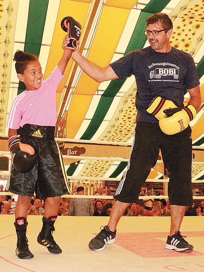 Sympathische Aktion: Lily Grabert (9) stieg in der Pause mit Peter Stettinger zum Sparring in den Ring. Später will sie Boxerin oder Zahnärztin werden – passt! Sympathische Aktion: Lily Grabert (9) stieg in der Pause mit Peter Stettinger zum Sparring in den Ring. Später will sie Boxerin oder Zahnärztin werden – passt!