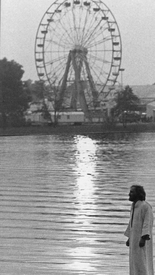 Der polnische Kino-Altmeister Andrzej Wajda drehte 1971 den experimentellen Spielfilm "Pilatus und andere" in Deutschland. Einige Szenen für diese moderne Passionsgeschichte entstanden auch auf dem ehemaligen Nürnberger Reichsparteitagsgelände. Hier wandelt der Schauspieler Wojciech Psoniak (Jeshua) über den Dutzendteich. Der polnische Kino-Altmeister Andrzej Wajda drehte 1971 den experimentellen Spielfilm "Pilatus und andere" in Deutschland. Einige Szenen für diese moderne Passionsgeschichte entstanden auch auf dem ehemaligen Nürnberger Reichsparteitagsgelände. Hier wandelt der Schauspieler Wojciech Psoniak (Jeshua) über den Dutzendteich.