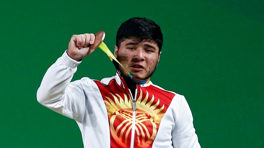 Der kirgisische Gewichtheber Issat Artykow ist als erster Medaillengewinner der Olympischen Spiele von Rio de Janeiro des Dopings überführt worden. Dem 22-Jährigen wurde nach der Entscheidung des  Internationalen Sportgerichtshofs CAS Bronze in der Kategorie bis 69 Kilogramm aberkannt. Auch dem moldawischen Kanuten Sergei Tarnowtschi wurde Bronze nach einer positiven Dopingprobe aberkannt.