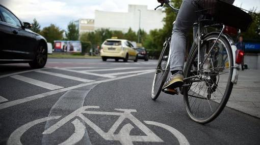 Bewegung im Alltag - mit dem Rad zur Arbeit zu fahren dient der Gesundheit.