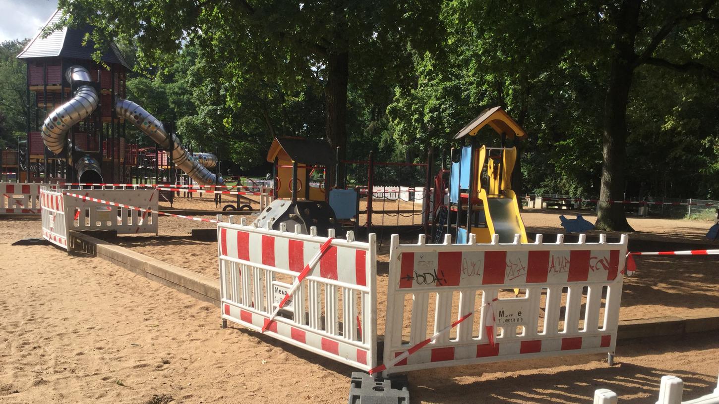 Scherben im Sandkasten: Spielplatz im Stadtpark gesperrt