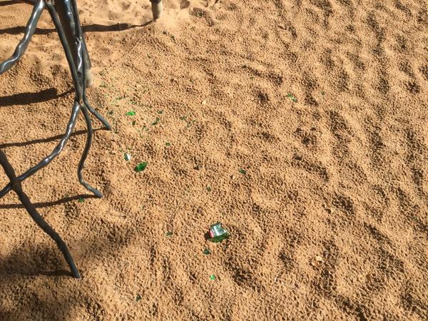 Scherben im Sandkasten: Spielplatz im Stadtpark gesperrt