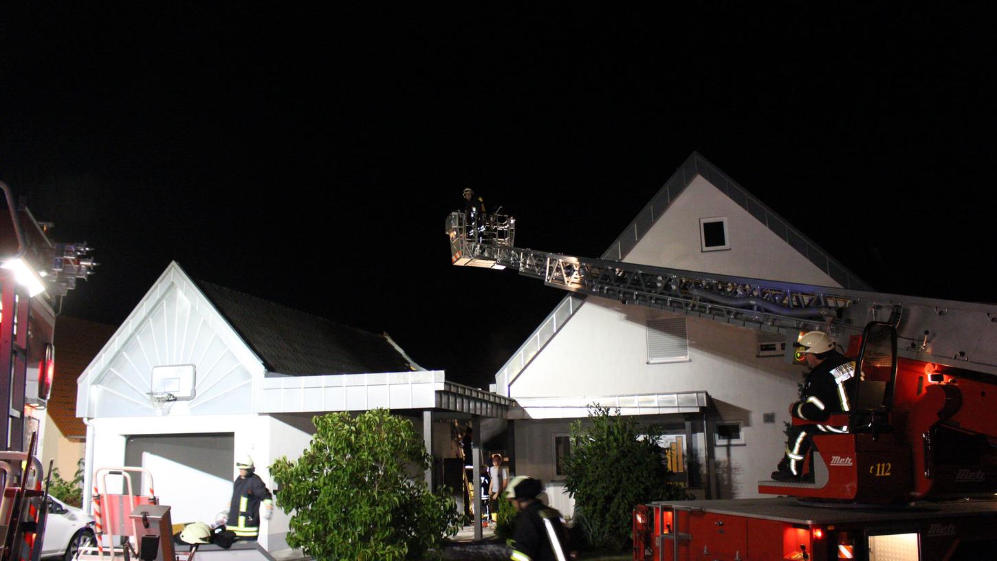 Als die Feuerwehrkräfte am Montagabend in Höchstadt eintrafen, brannte die Garage des Hauses.
