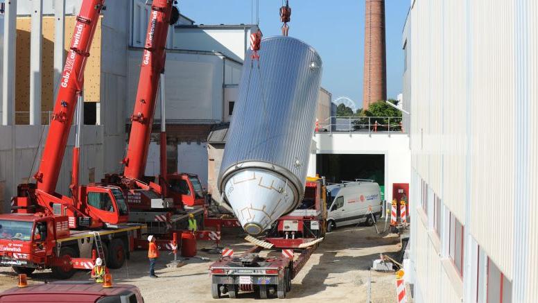 Neue Lammsbräu-Lagertanks eingeschwebt